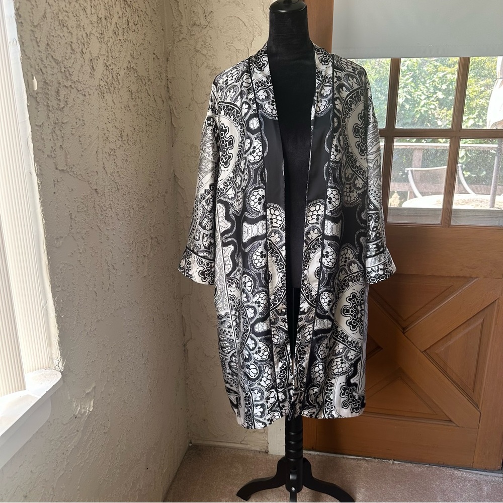 Zara Size S Satin Black and White Patterned Open Front Kimono Robe w Pockets🖤🤍